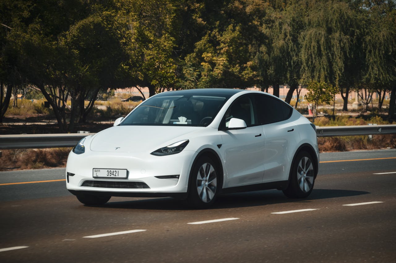 How to Ship Electric and Hybrid Cars Safely?